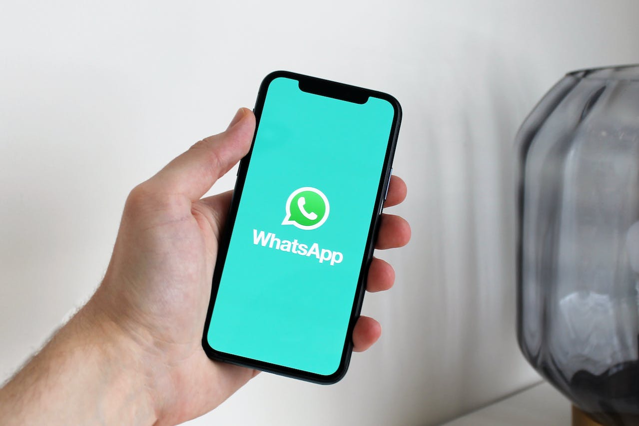 Kuvassa näkyy puhelin, jossa on WhatsApp-sovellus käynnissä, mahdollistaen tekstiviestien ja videopuheluiden viestinnän