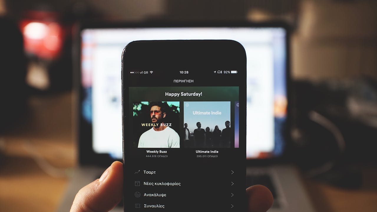 Kuvassa näkyy Spotify-sovellus puhelimessa, joka tarjoaa musiikin suoratoistoa ja henkilökohtaista musiikkikokemusta